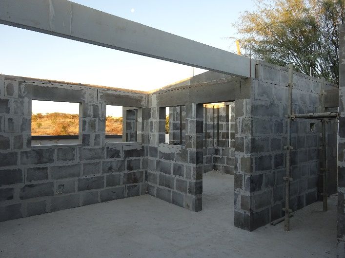 Rohbau aus grauen Polyblock-Bauelementen mit Fenster- und Türöffnungen